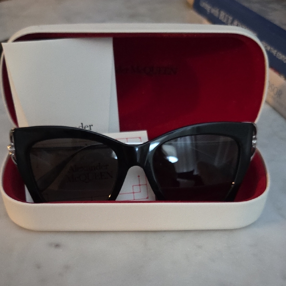 Alexander McQueen Black Sunglasses Made In Italy. AM0375S 001 53/ 19 145 XL - Picture 7 of 11